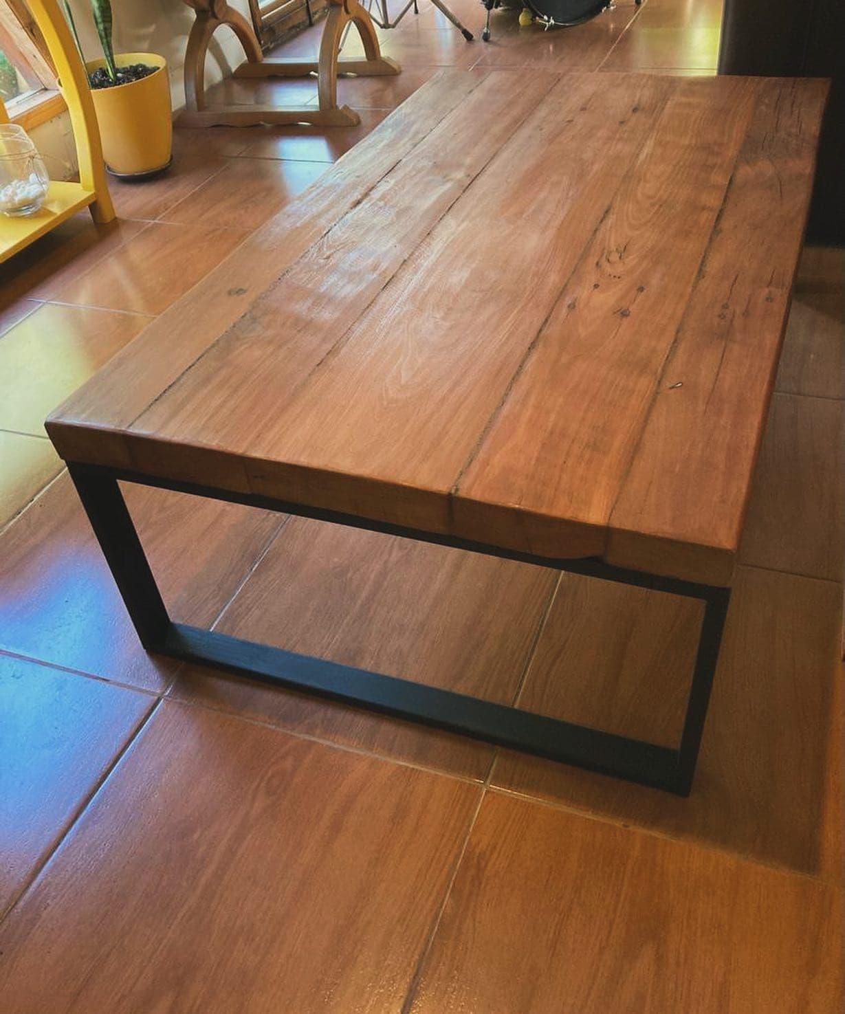 Mesa de centro rústica, en roble, con patas de fierro, medidas 1.20x80