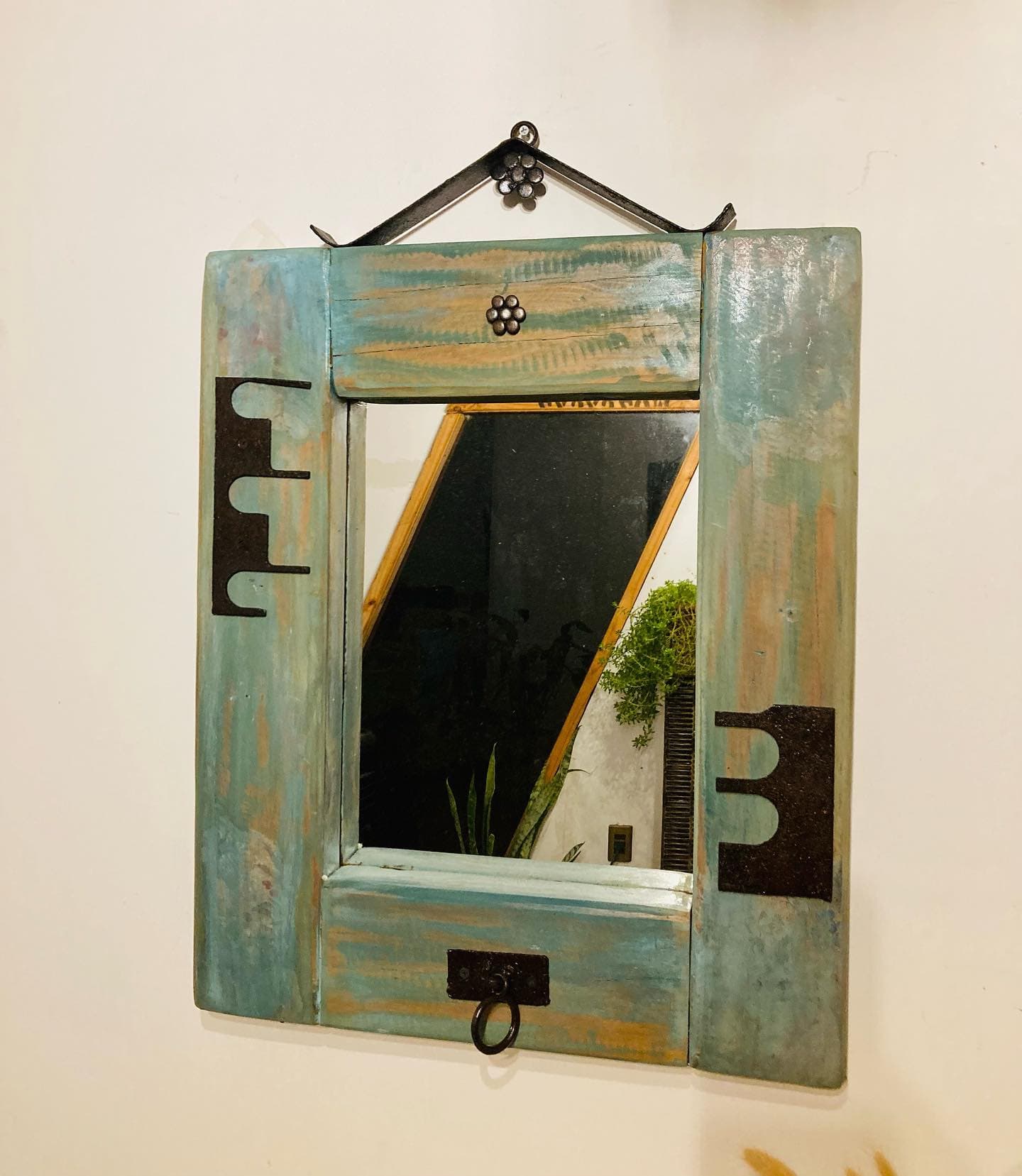 Espejo decapado, con aplicaciones en fierro, medidas 52 cm. Ancho x 62 cm. Alto