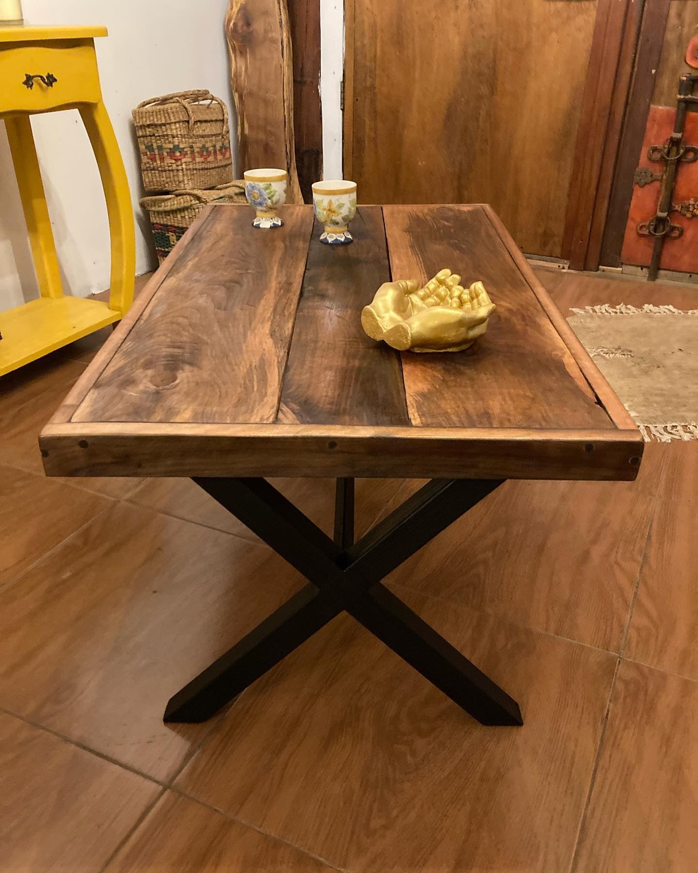 Mesas de centro, fabricadas en roble y fierro, medidas 1.00 mt. X 0.65 cm x 45 cm. Alto