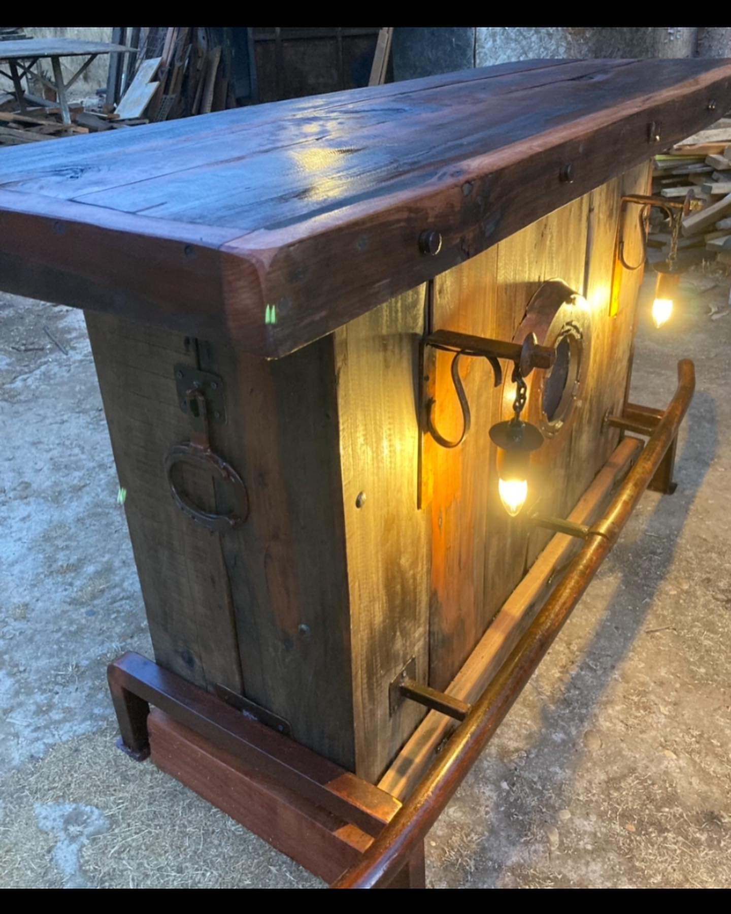 Lindo bar de roble rauli, medidas 1.70 x 0.50 x 1.00 de alto, faroles con interruptor y enchufe, repisa interior