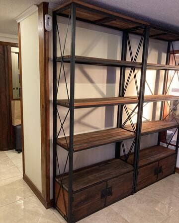 Mueble de fierro con repisas de roble y rauli medidas 1.80 de ancho x 1.90 alto (dos cuerpos )