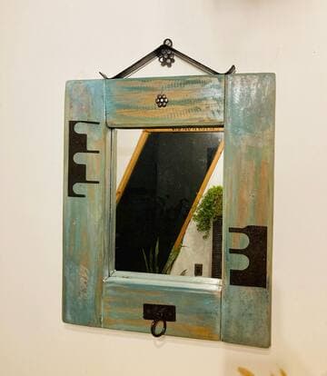 Espejo decapado, con aplicaciones en fierro, medidas 52 cm. Ancho x 62 cm. Alto