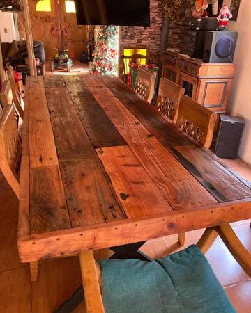 Linda mesa rústica para comedor o quincho, de roble rauli, patas de fierro, medidas 2,50 largo x 1,00 de ancho, para 10 o 12 personas
