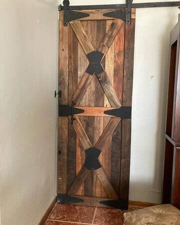 Puerta estilo granero de corredera, maderas rauli y roble, medidas 2.00 x 0.80