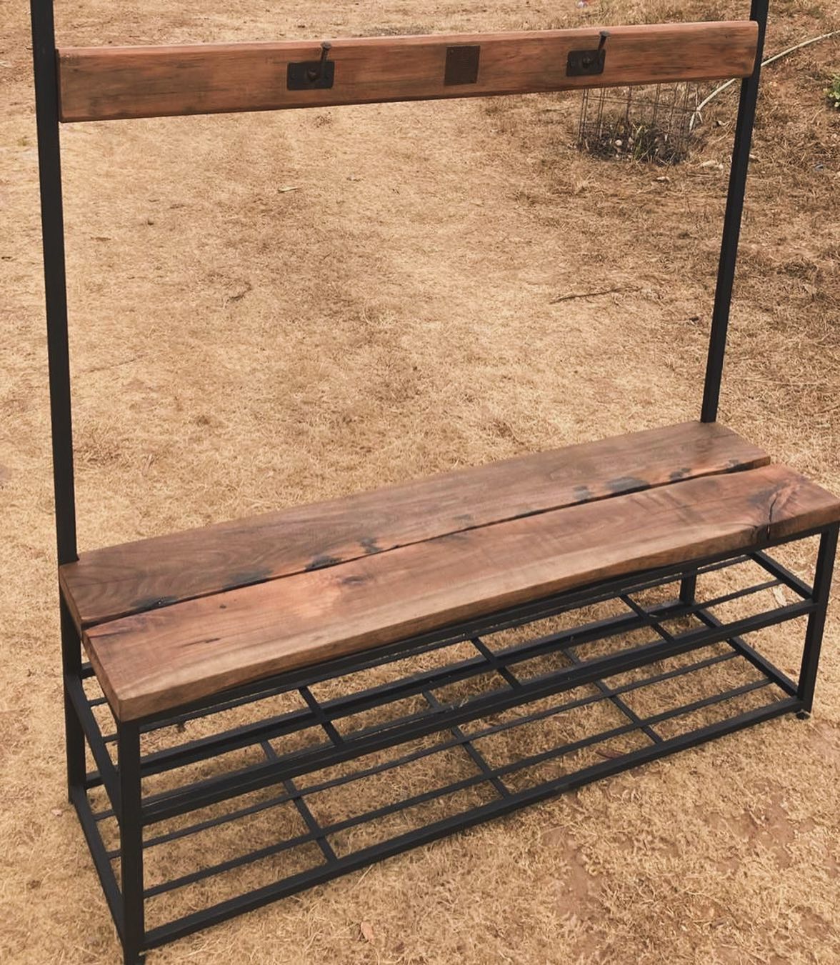 Perchero recibidor, en fierro y roble medidas 1.50 alto x 1.20 ancho x 40 fondo