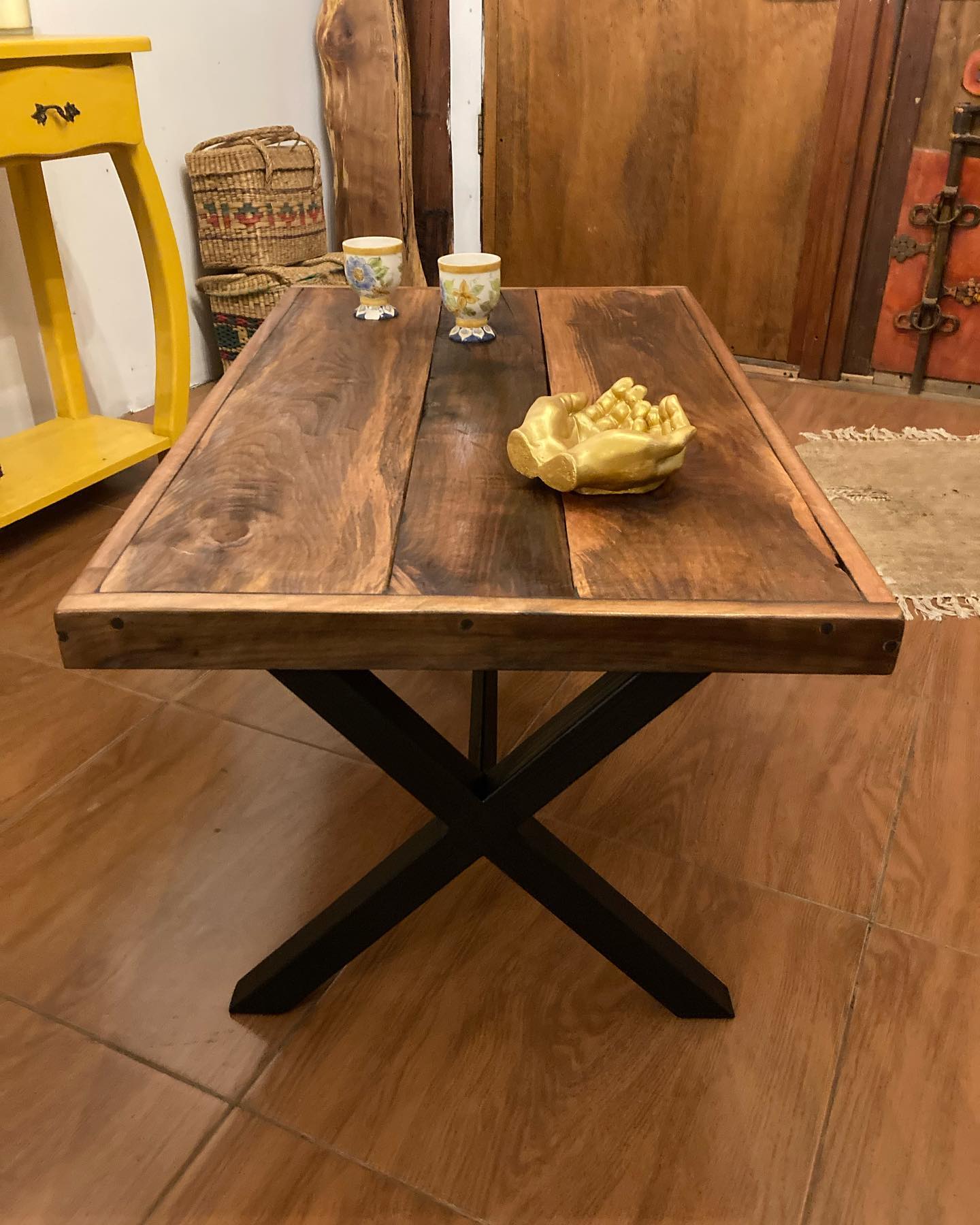 Mesas de centro, fabricadas en roble y fierro, medidas 1.00 mt. X 0.65 cm x 45 cm. Alto