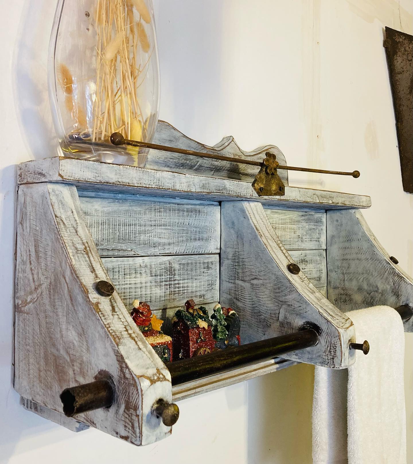 Lindas repisas de baño con colgador de toallas, Decapada y natural, las medidas son, 60ancho x 50cm alto y 30 de fondo